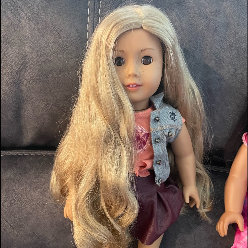 2 American girl dolls, Tenney & Luciana. Excellent condition, smoke free home